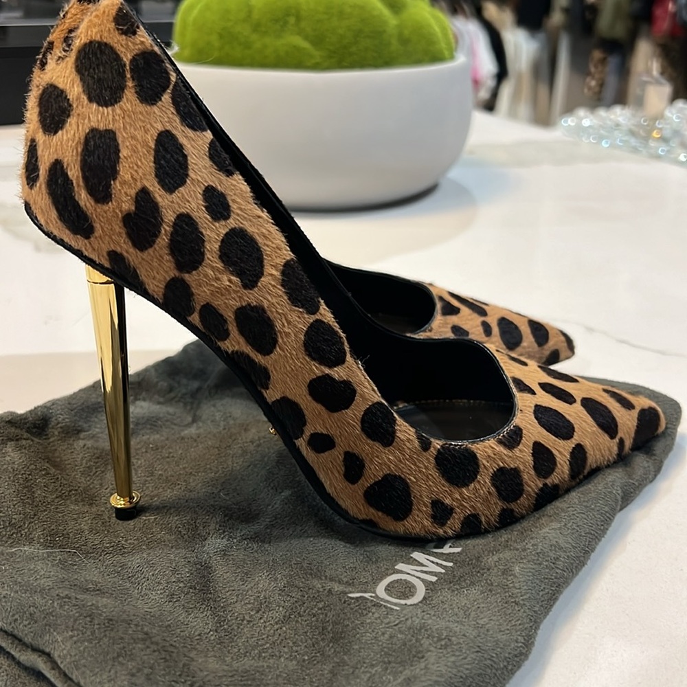 Tom Ford Leopard Print Pointed-Toe Pumps - Black and Tan - Picture 2 of 4